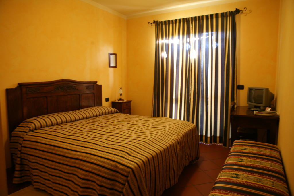 Вілла Agriturismo La Virginia Revello Екстер'єр фото