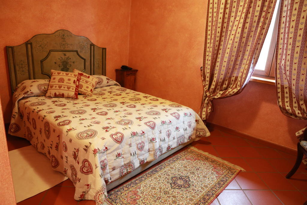 Вілла Agriturismo La Virginia Revello Екстер'єр фото