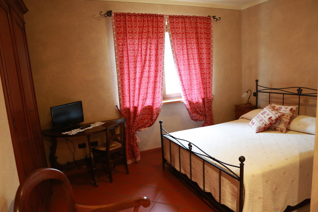Вілла Agriturismo La Virginia Revello Екстер'єр фото